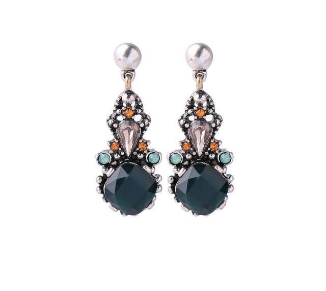 Gorgeous vintage silver tone chandelier earrings with large dark green stones. Earrings measure 1 1/2