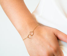 Circle Chain Bracelet - Left Arrow