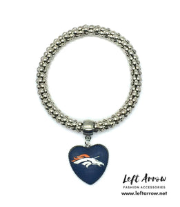 Show the love of your favorite football team with this Denver Broncos heart pendant bracelet. Stretch bracelet measures 6 1/2". Heart pendant measures approximately 1" long by 7/8" wide.