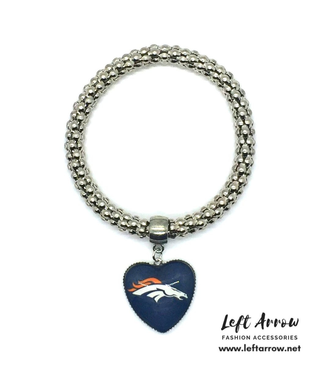 Show the love of your favorite football team with this Denver Broncos heart pendant bracelet. Stretch bracelet measures 6 1/2